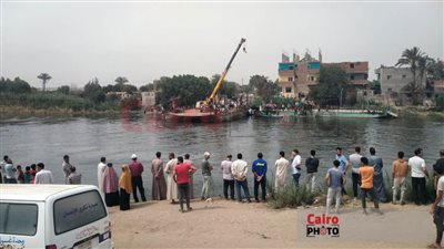 أهالي المنوفية ينتقلون لمكان غرق ميكروباص معدية أبو غالب للاطمئنان على ذويهم| صور