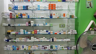 صاحبها ساب اللجنة وهرب.. حماية المستهلك تضبط صيدلية غير مرخصة بالأقصر | صور
