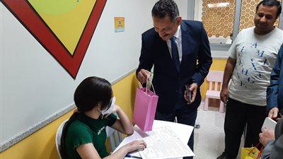 مدير تعليم الجيزة يوجه بمتابعة حالة الطلاب الصحية مع مستشفى 57357 وتلبية احتياجاتهم