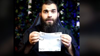 بيسحر المتابعين.. شيخ يثير الجدل بطريقته للكشف عن المسحور| فيديو