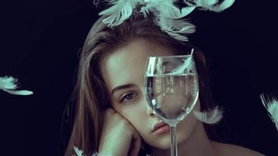 صور بنات حزينة وجميلة.. خلفيات سوداء ورمزيات فخمة تخوف