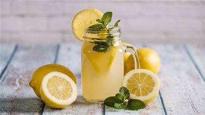 بمكونات بسيطة ومتوفرة.. وصفة سريعة ومنعشة لمحاربة حر الصيف