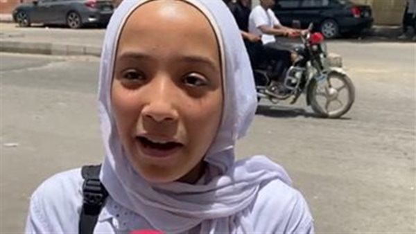 إحدى طالبات الثالث