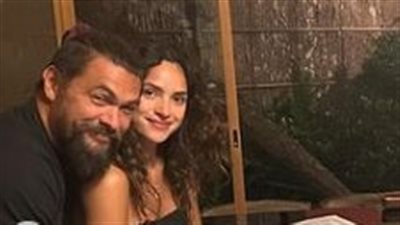 جيسون موموا يعلن عن قصة حبه بصور جديدة مع أدريا أرجونا