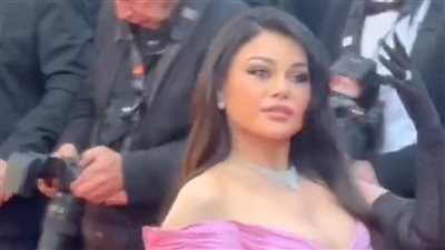 كالفراشة.. هيفاء وهبي تتألق على ريد كاربت مهرجان كان السينمائي في دورته الـ77