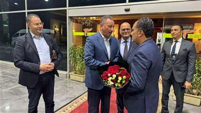 الخطيب يستقبل بعثة الترجي التونسي بالورود قبل مباراة الأهلي في نهائي دوري أبطال إفريقيا 