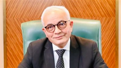 وزير التعليم السابق يشيد بمعلم يحتضن طلابه: حين يجد الطفل في المدرسة مكانًا يُغذي شغفه
