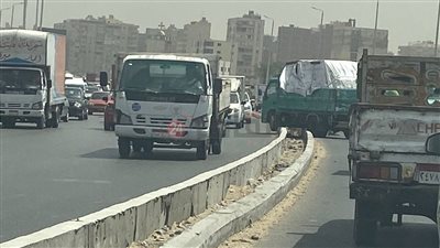 سيارة نقل تصطدم بالحاجز الخرساني بالطريق الدائري في المريوطية وتسبب شللا مروريا | صور