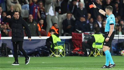 رسميًا.. يويفا يعلن إيقاف تشافي مدرب برشلونة ومساعده