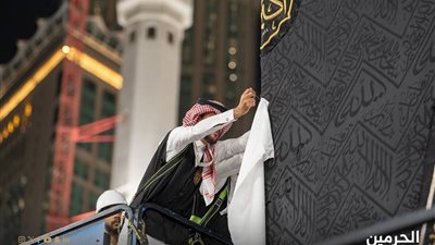 لاستقبال حجاج الموسم الجديد.. بدء أعمال رفع كسوة الكعبة| صور