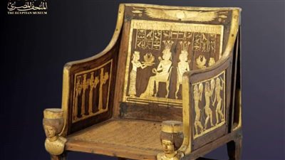 المتحف المصري بالتحرير يعرض كرسيّا خشبيّا مذهبا من الأسرة 18