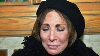 لبنى عبد العزيز تستقبل واجب العزاء في شقيقتها بمسجد الحامدية الشاذلية اليوم