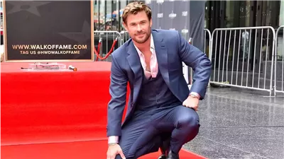 بعد حصوله على نجمة بممشى هوليوود.. كريس هيمسوورث: زوجتي وضعت أحلامها جانبًا لدعم أحلامي