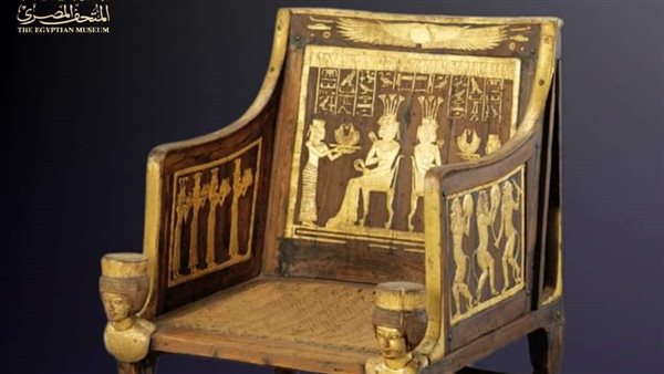 كرسي من الخشب المذهب