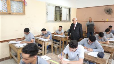 طلاب الدبلومات الفنية بكفر الشيخ يؤدون امتحان الفيزياء اليوم