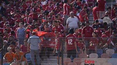 جماهير الأهلي تهاجم لاعبي الفريق قبل انطلاق مباراة شباب بلوزداد الجزائري 