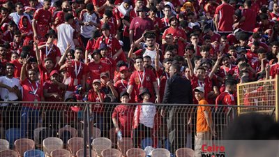الإفراج عن مشجعي الأهلي المقبوض عليهم في مباراة فاركو 