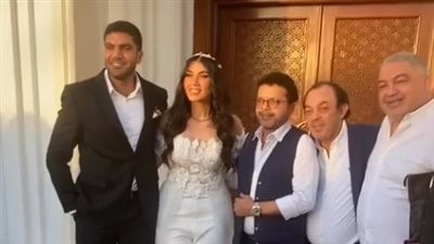 جاي من الرياض مخصوص.. محمد هنيدي يحضر عقد قران ابنة علاء مرسي بمسجد الشرطة| صور