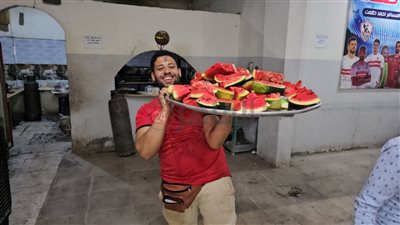 احتفالا بفوز الأهلي باللقب الإفريقي.. صاحب مقهى يوزع شرائح بطيخ مجانًا على زبائنه في قنا 