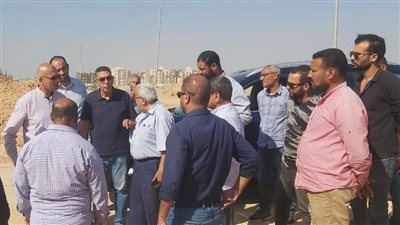 مسئولو الإسكان يتابعون سير العمل بمشروعات المرافق والطرق والخدمات بتوسعات مدينة الشيخ زايد