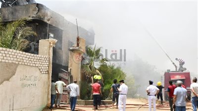 بعد حريق مصنع الزيوت.. محافظ الفيوم يتابع إخلاء الموقع بمنطقة كوم أوشيم الصناعية