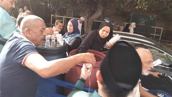 ماليزيون يوزعون المياه