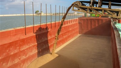 ميناء دمياط يستقبل 12158 طن قمح و5 آلاف طن سكر