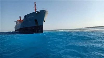 بعد اصطدامها بالصخور.. تفاصيل جنوح سفينة خدمات بترولية أمام سواحل سفاجا 