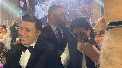 بعد ظهوره مستندًا إلى أصدقائه.. الموسيقيين تكشف الحالة الصحية لـ محمد منير | خاص