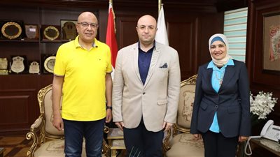 محافظ بني سويف يُكرم وكيل وزارة الصحة لانتهاء فترة عمله