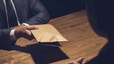 استغلوا مكان عملهم.. ننشر التحقيقات في قضية رشوة الضرائب الكبرى