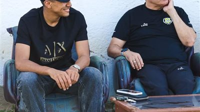 إياد العسقلاني يزور تدريبات الإسماعيلي ويلتقط صورا تذكارية مع اللاعبين | صور