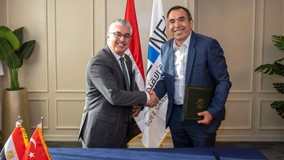 اقتصادية قناة السويس توقع عقد حق انتفاع لمصنع إروغلو إيجيبت للملابس باستثمارات 40 مليون دولار