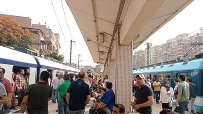 سقوط لوحة إعلانية يتسبب في توقف حركة مترو الخط الأول| بث مباشر 
