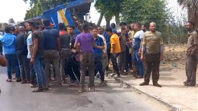 انقلاب سيارة نقل محملة بمحصول بنجر السكر بالطريق الزراعي في ملوي بالمنيا