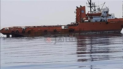 موعد إبحار السفينة الجانحة بعد اصطدامها بالصخور أمام سواحل سفاجا | بث مباشر