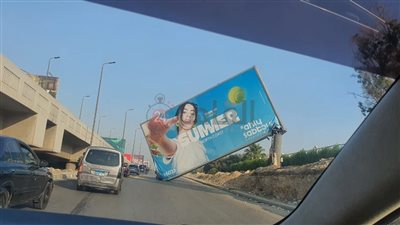 سقوط لافتة إعلانية كبيرة بطريق الواحات في أكتوبر 