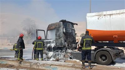 اندلاع حريق في سيارة نقل أثناء تفريغ حمولتها بسوهاج.. والحماية المدنية تسيطر على النيران 