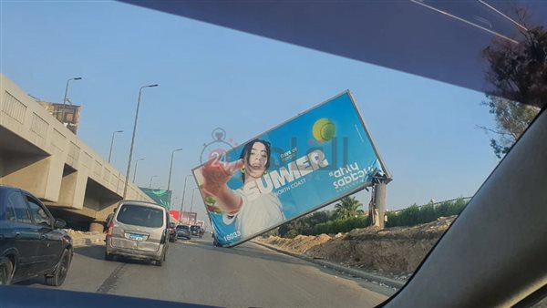 سقوط لوحة إعلانية