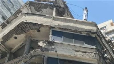 سقوط أجزاء من عقار بالإسكندرية | بث مباشر 