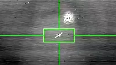 الحوثيون يعرضون فيديو لإسقاط طائرة أمريكية بصاروخ محلي الصنع 