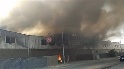 الحماية المدنية تنجح في إخماد حريق هائل في المنطقة الصناعية ببدر | بث مباشر 