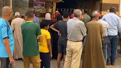 قبل تطبيق الزيادة.. زحام المواطنين على الأفران بالمحافظات لشراء الخبز المدعم| بث مباشر 