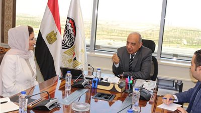 وزير قطاع الأعمال يبحث مع غرفة تجارة سلطنة عمان تعزيز التعاون