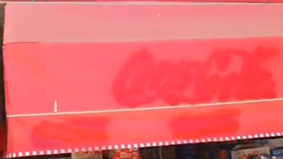 تضامنًا مع غزة.. مالك محل تجاري في السويس يطمس العلامة التجارية لـ كوكاكولا| بث مباشر 