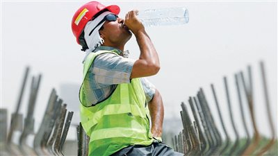 الكويت تحظر العمل في المناطق المكشوفة خلال ساعات الظهيرة بسبب ارتفاع درجات الحرارة