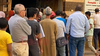 قبيل ساعات من رفع سعره بقرار الحكومة.. طوابير على أفران العيش بالأقصر| صور
