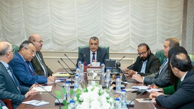 وزير الدولة للإنتاج الحربي يبحث إمكانية التعاون مع مجموعة أداني الهندية