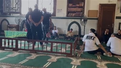 بيقرأ قرآن.. محمود الليثي يجلس بجوار نعش والدته قبل صلاة الجنازة عليها