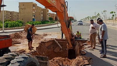 كسر مفاجئ يتسبب في قطع مياه الشرب عن بعض مناطق مدينة 15 مايو| صور